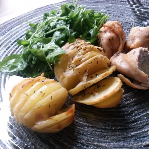 Ouă de prepeliță rulate în pui și cartofi ”dungați”