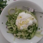 Salată de castraveţi răcoroasă de inspiraţie mediteraneană