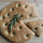 Focaccia cu ierburi de Provence ulei de măsline (plus sare aromată) şi gropiţe în obraji :) (VIDEO)