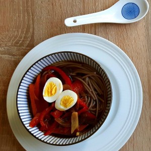 Supă picantă cu tăiței, de inspirație asiatică