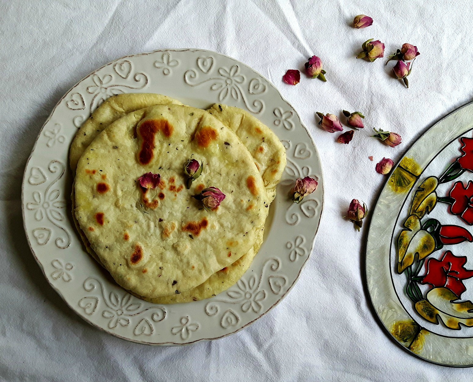 Special de 8 Martie. Pâine plată mediteraneană cu boboci de lavandă și trandafir