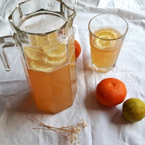 Uită de suc! Bea limonadă cu grepfruit, portocale, lămâi și miere