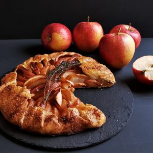 Tarta Evei pentru Adam: Galette cu mere infuzate în rom și zeamă de limetă